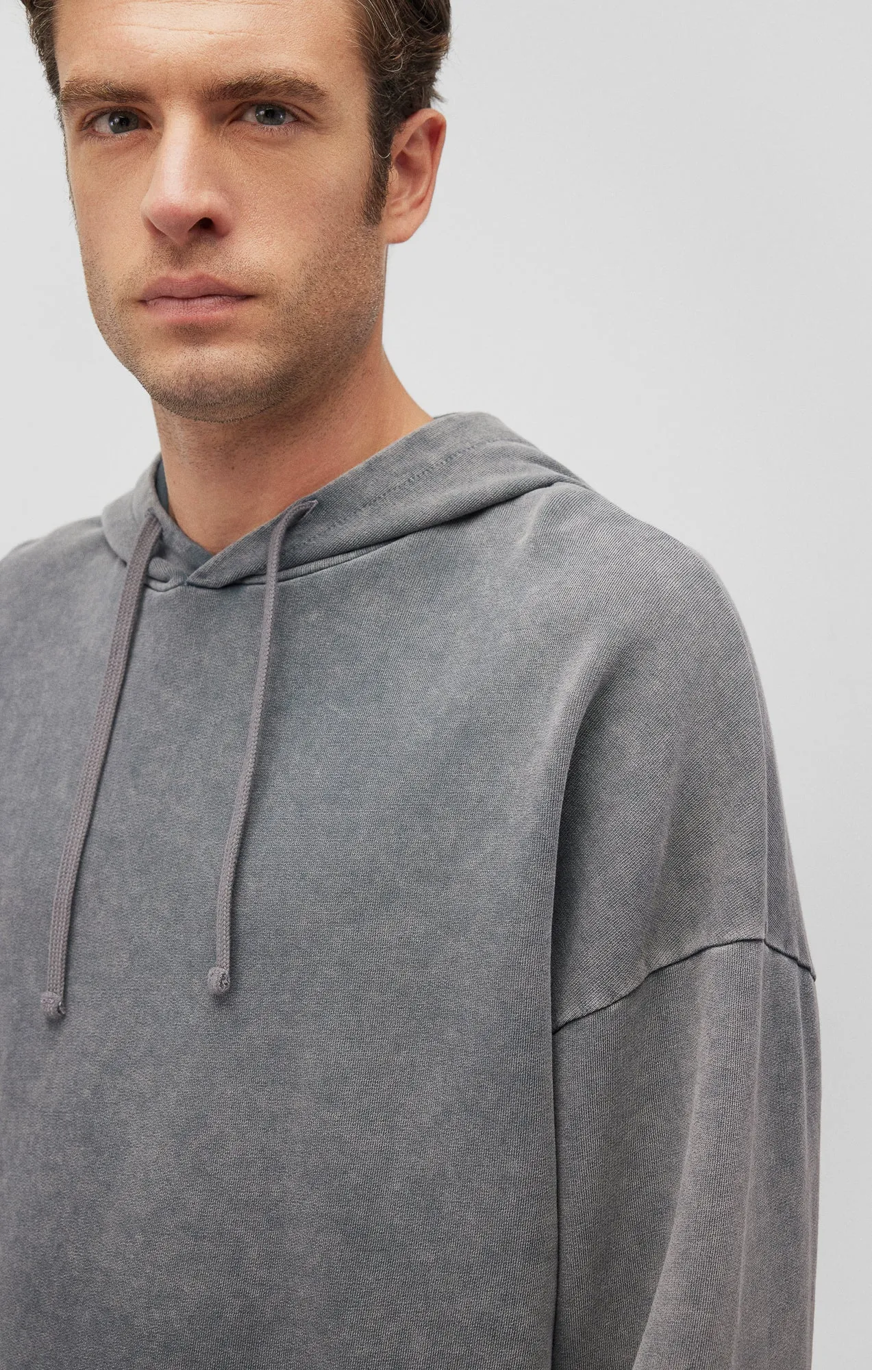 RAW EDGE HOODIE IN MONUMENT