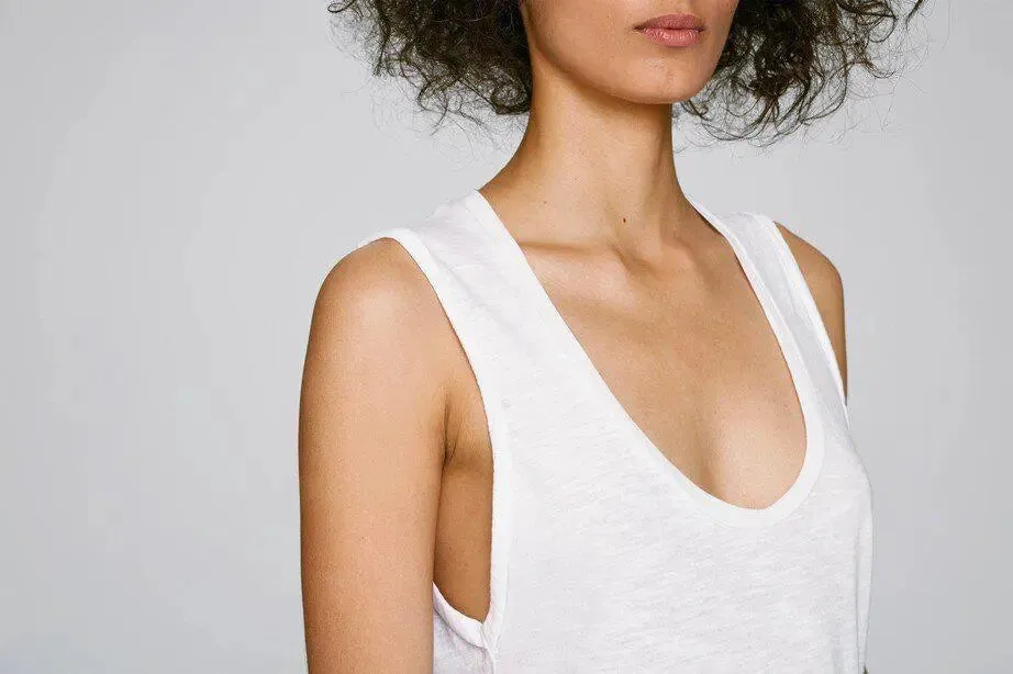 WHITE ORGANIC SCOOP NECK TANK TOP